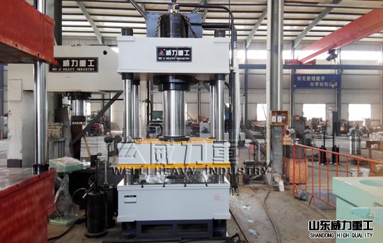 四柱油壓機加工生產(chǎn)車間