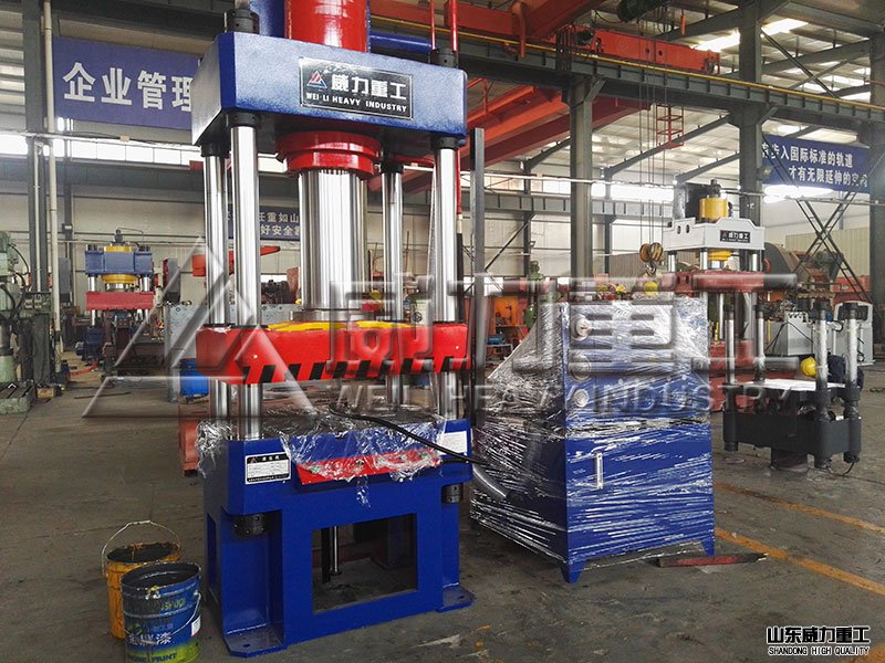 三梁四柱油壓機(jī)廠家車間