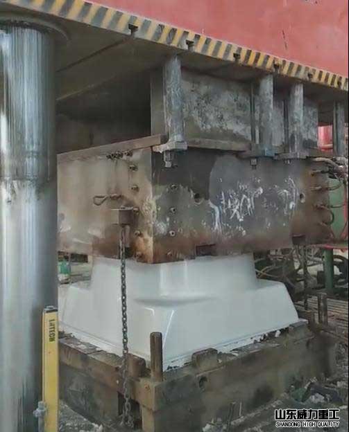 模壓玻璃鋼風(fēng)機罩殼加工現(xiàn)場